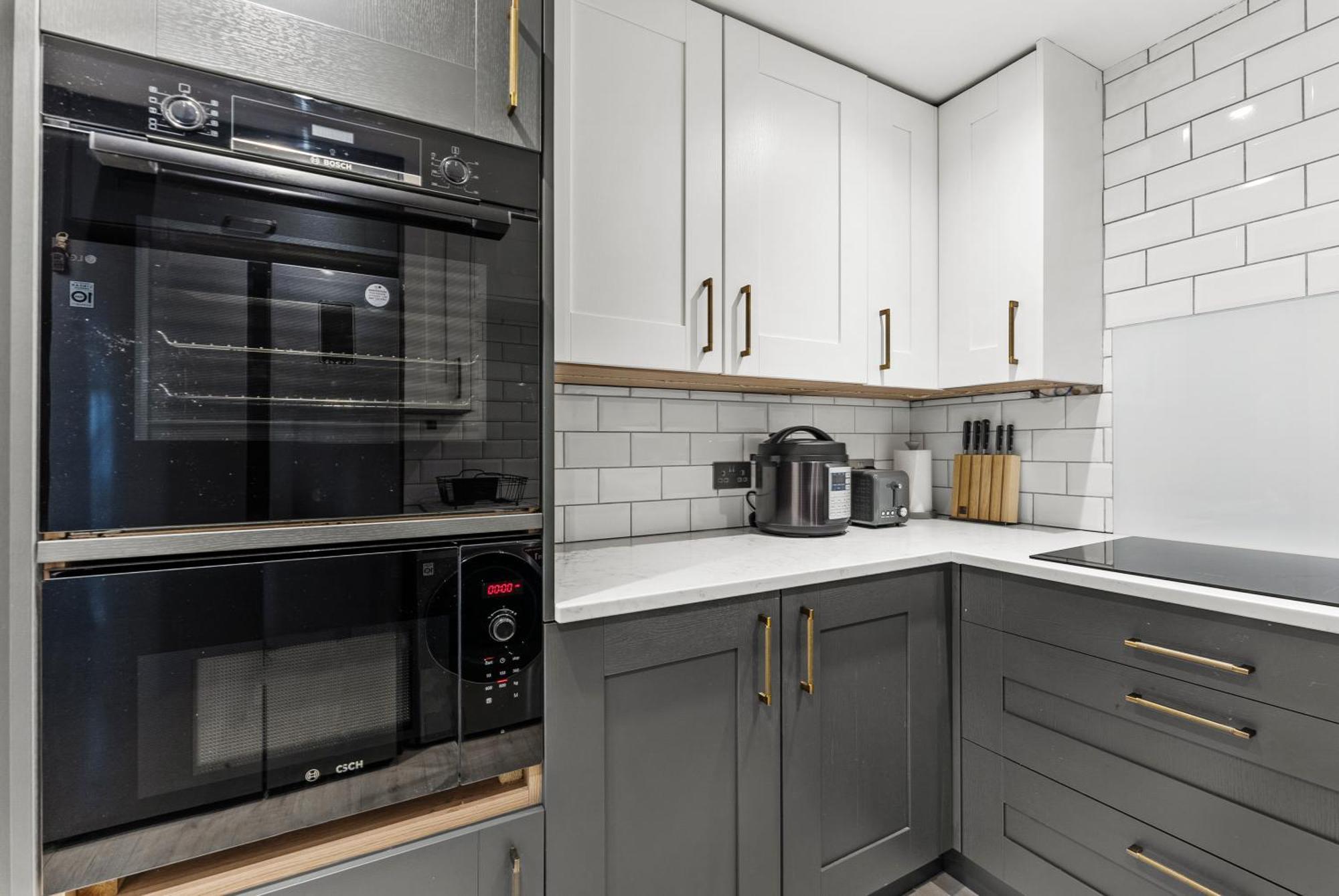 Stylish 2-bedroom Retreat In Apartment *