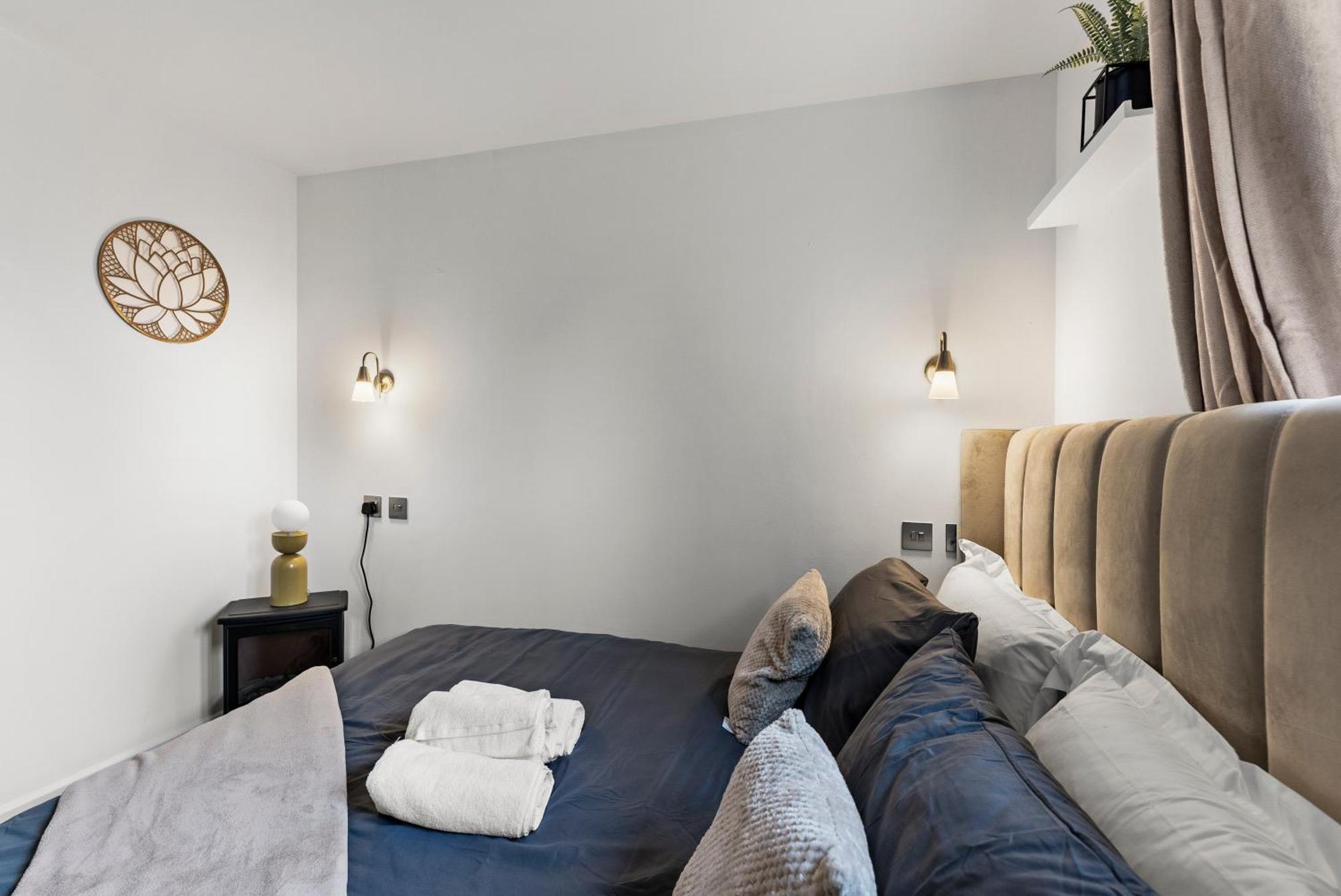 Stylish 2-bedroom Retreat In Apartment *