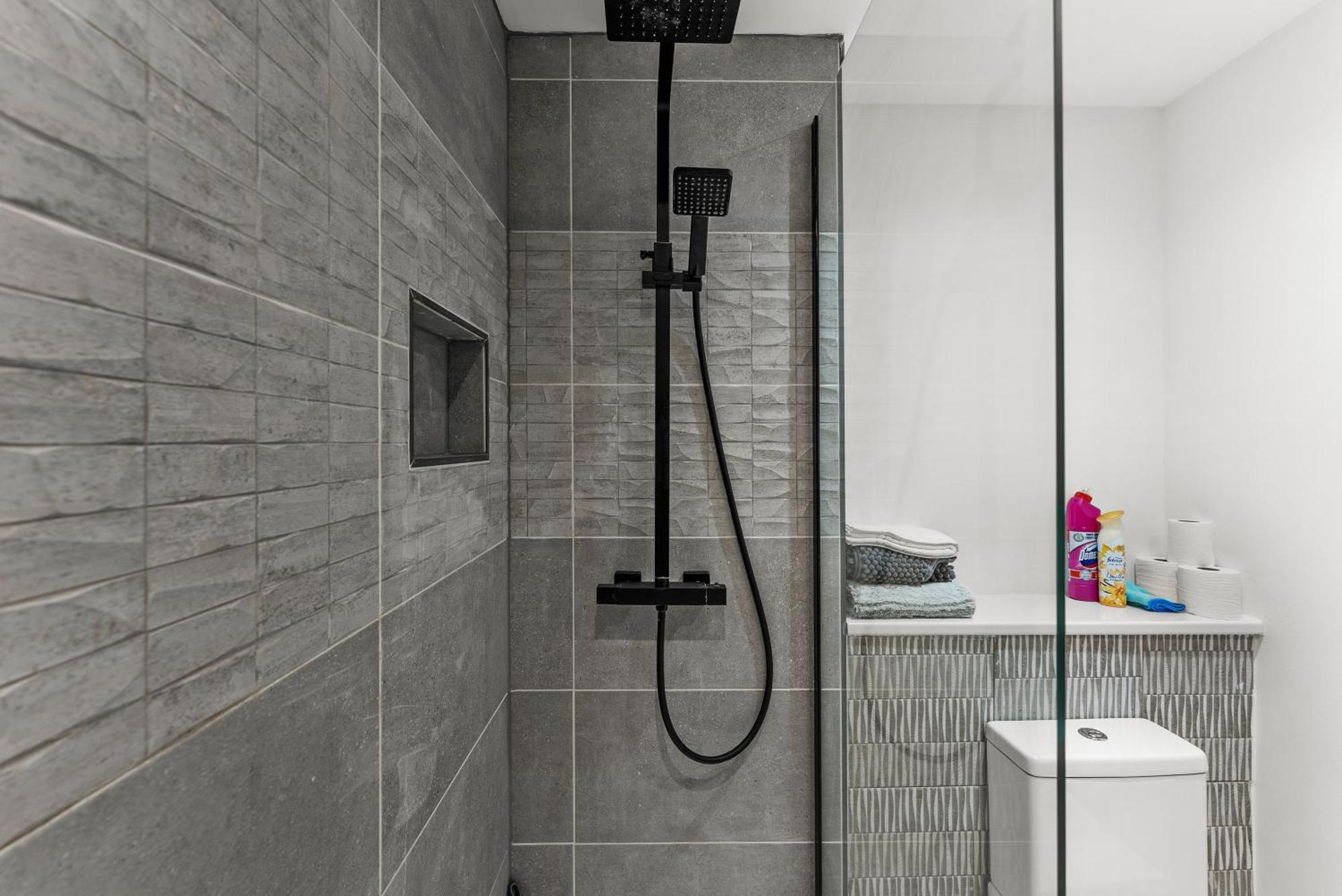 Stylish 2-bedroom Retreat In Apartment