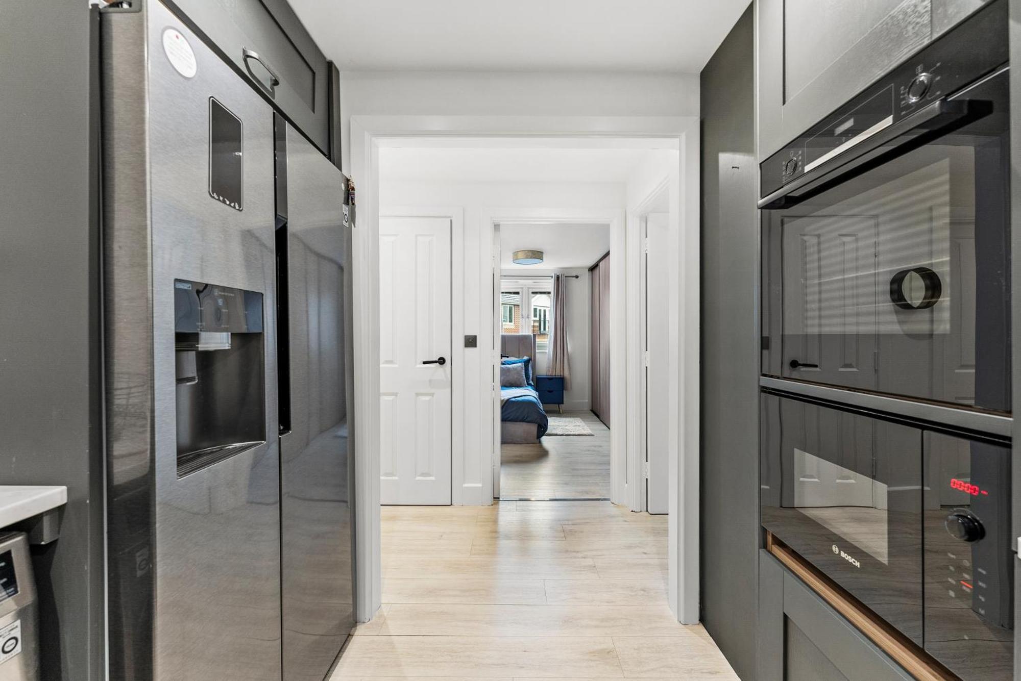 Stylish 2-bedroom Retreat In Apartment *